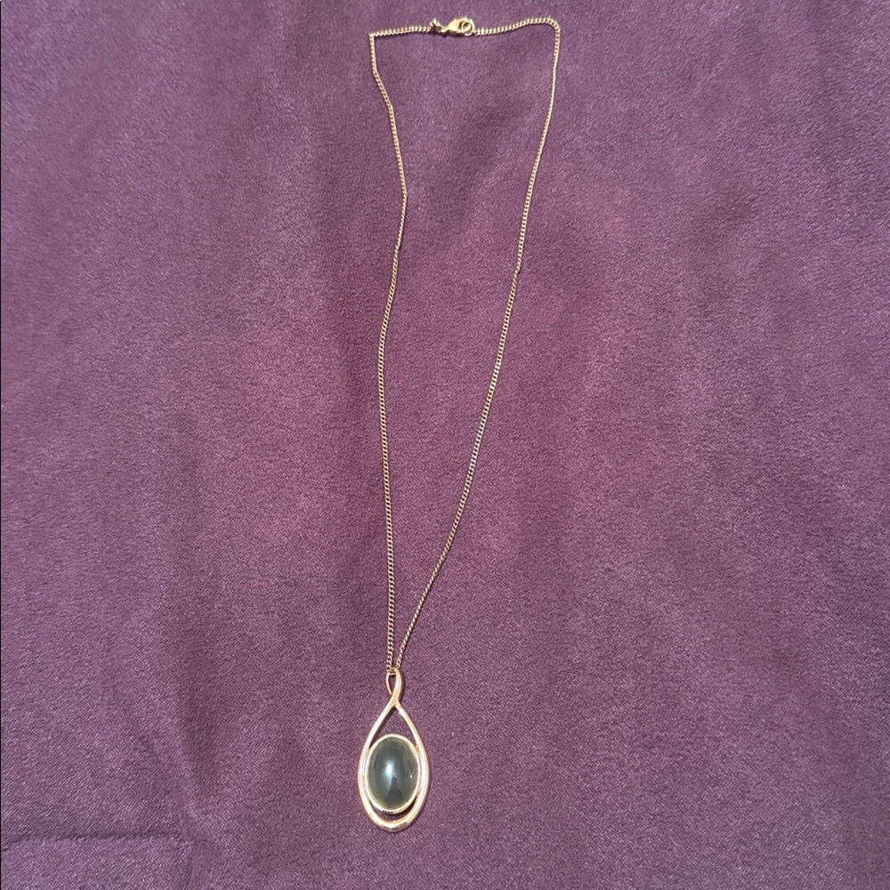 Gold Teardrop Pendant Necklace